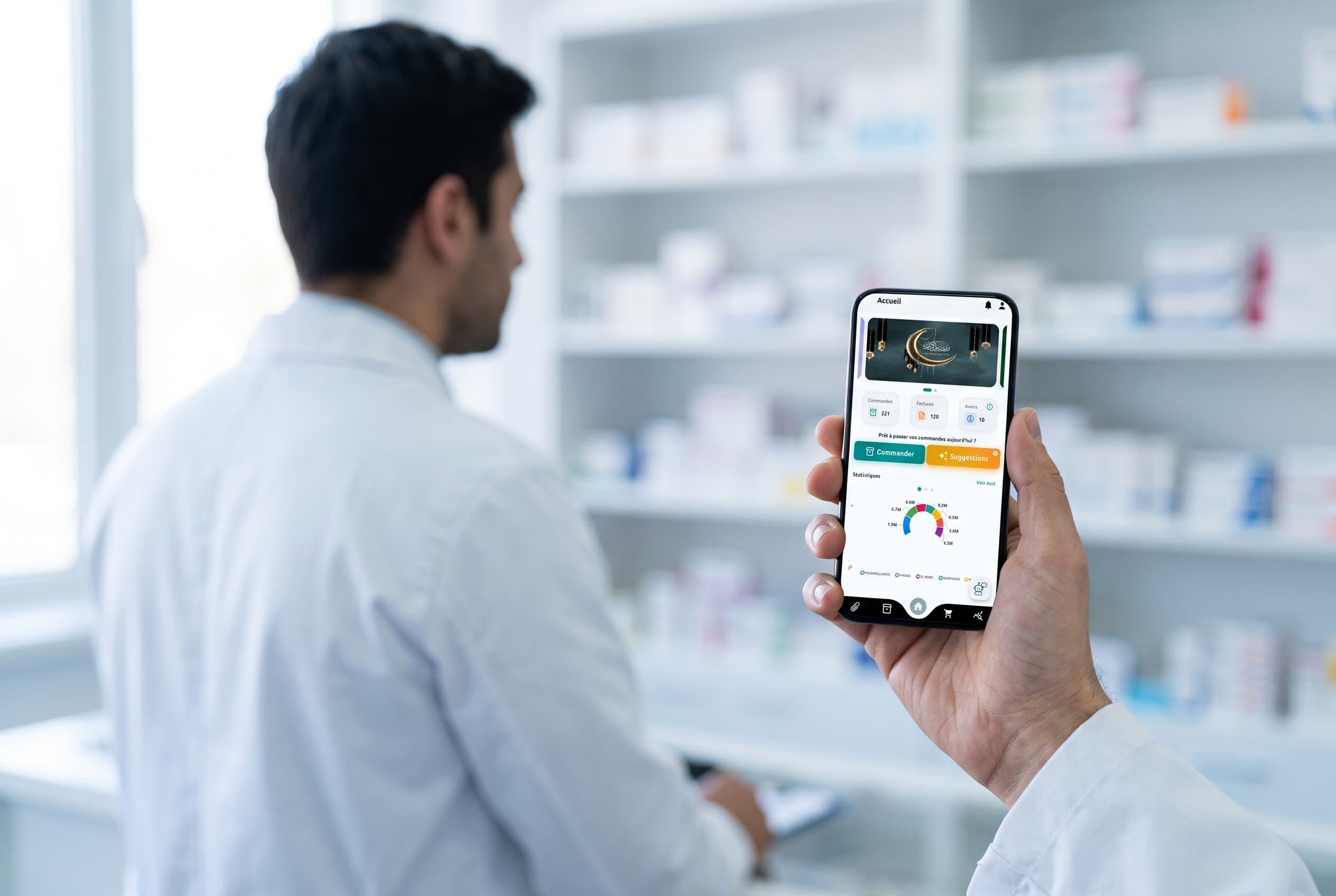 Un pharmacien consulte l'application TlemcenPharm derrière son comptoir